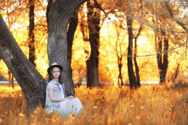 Kız sonbahar parkta yürüyüş. Sonbahar şehrin d kızla — Stok fotoğraf