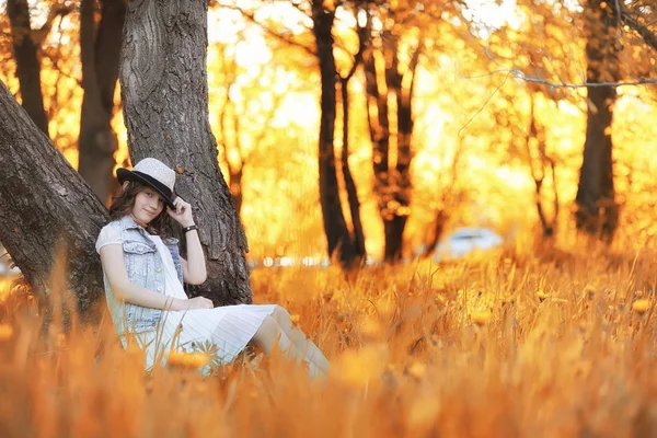 Girl walking in the autumn park. Autumn in the city, girl with d — Stock Photo, Image