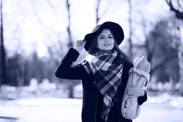 Black and white photo of a young girl on a walk — Stock Photo, Image