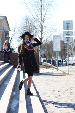 Güneşli havalarda bir yürüyüşte kız