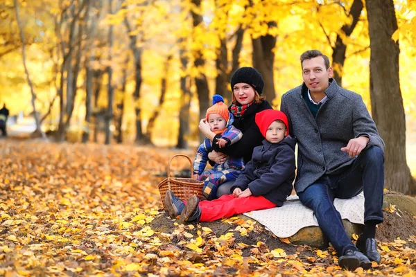 午後に秋の公園で家族 — ストック写真