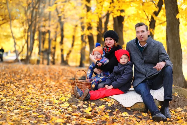 Сім'я в осінньому парку після обіду — стокове фото