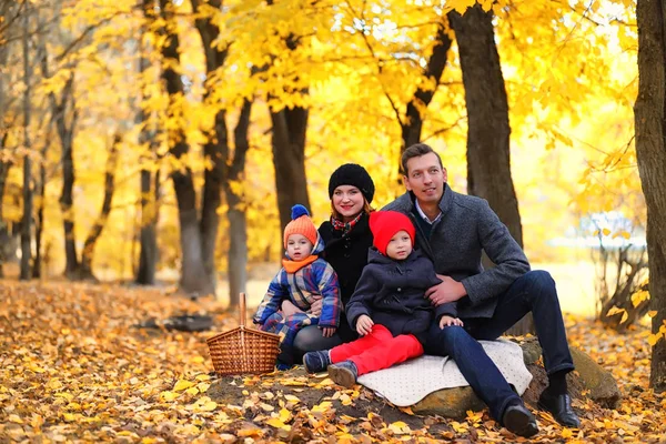 Famiglia nel parco autunnale nel pomeriggio — Foto Stock