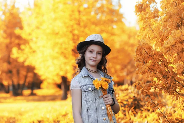 Fille marchant dans le parc d'automne. Automne dans la ville, fille avec d — Photo