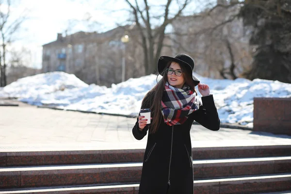 Girl on a walk in sunny weather — Stock Photo, Image