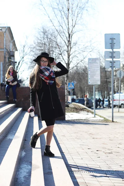 Güneşli havalarda bir yürüyüşte kız