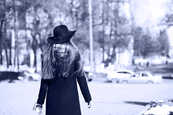 Foto en blanco y negro de una joven en un paseo — Foto de Stock