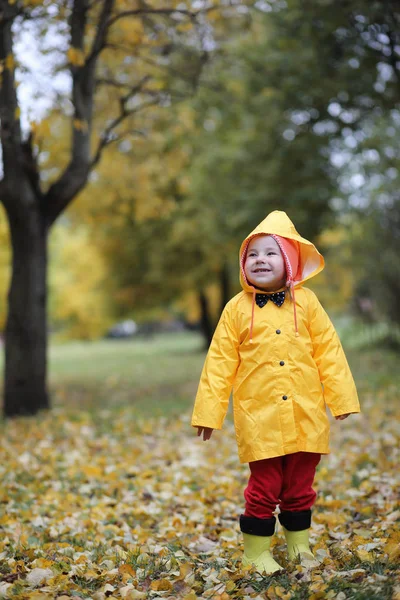 Un enfant en imperméable pour une promenade à l'extérieur — Photo