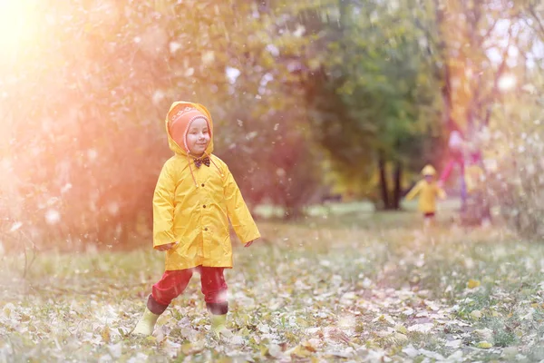 Un enfant en imperméable pour une promenade à l'extérieur en automne — Photo