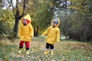 Bir çocuk dışında bir yürüyüş için yağmurluk