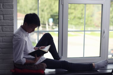 Asya genç adam öğrenci 