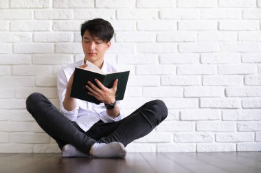 Asya genç adam öğrenci kitapları ile