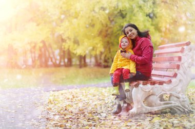 Bir çocuk sonbahar dışında bir yürüyüş için yağmurluk