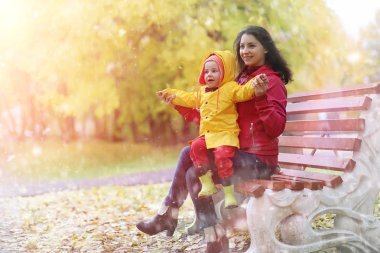 Bir çocuk sonbahar dışında bir yürüyüş için yağmurluk