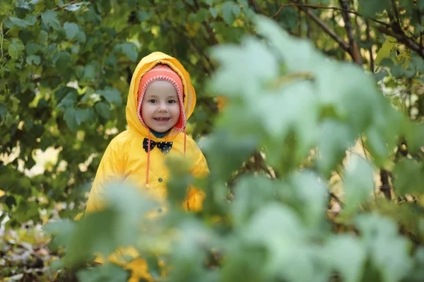 Un niño en un impermeable para un paseo al aire libre —  Fotos de Stock