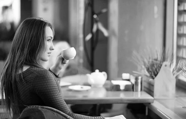 Menina em um café sentado e bebendo chá — Fotografia de Stock