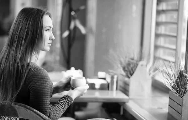 Chica en un café sentado y bebiendo té — Foto de Stock