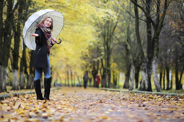 Fiatal lány sétál az őszi parkban — Stock Fotó