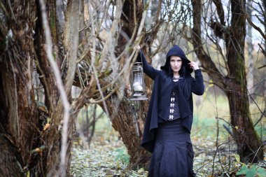 Bir ormandaki cadı elbiseli bir kadın