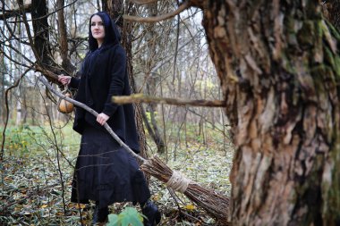 Bir ormandaki cadı elbiseli bir kadın