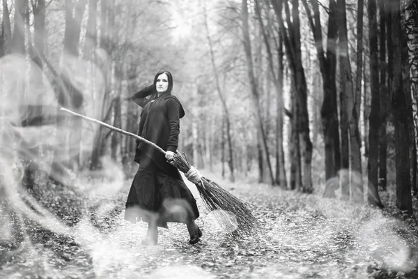 Mujer con traje de bruja en un bosque denso —  Fotos de Stock