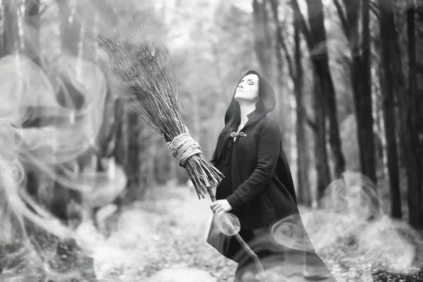 Vrouw in een pak van de heks in een dicht bos — Stockfoto