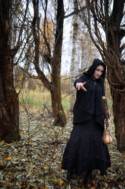 Bir ormandaki cadı elbiseli bir kadın
