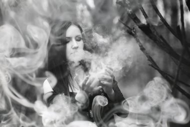 Yoğun bir orman cadı elbiseli kadın