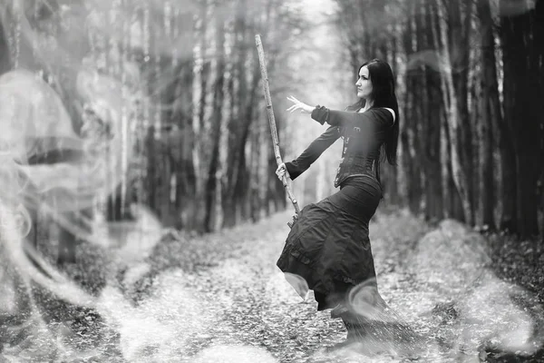 Женщина в костюме ведьмы в густом лесу — стоковое фото