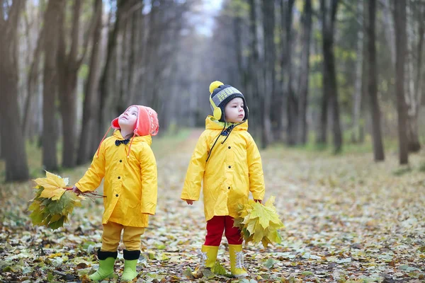 Les enfants marchent dans le parc d'automne — Photo