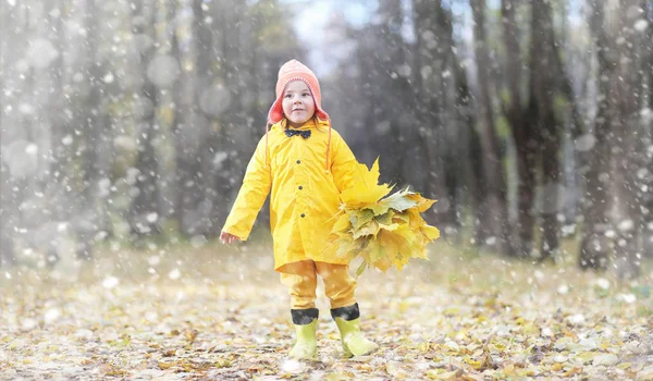 Småbarn på en promenad i parken hösten. Första frosten och först — Stockfoto