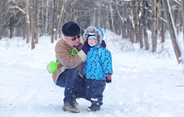 Rodinné procházky po Winter Parku o víkendu — Stock fotografie