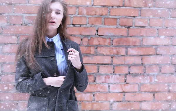 Jeune fille à l'extérieur en hiver. Modèle fille posant à l'extérieur sur un w — Photo