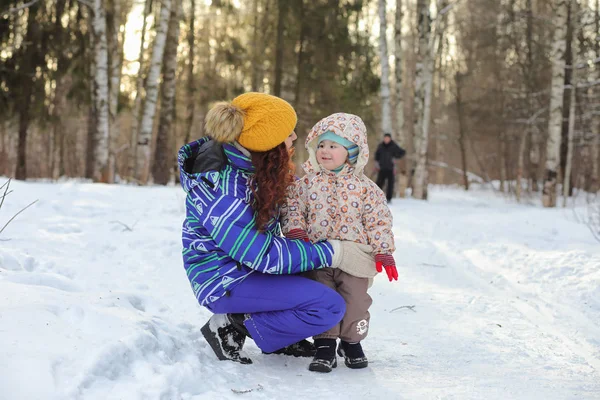 Niño con familia divertirse en un parque de invierno — Foto de Stock