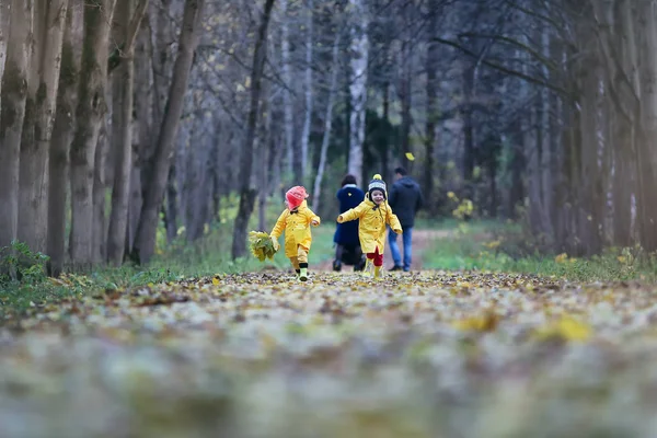 Barnen går i höstparken — Stockfoto