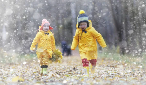 Sonbahar parkta bir yürüyüş üzerinde küçük çocuklar. İlk frost ve ilk — Stok fotoğraf