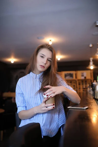 Chica con café. Joven hermosa chica está sentado en un café y —  Fotos de Stock