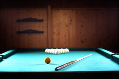 Bir sakallı bir adam büyük bir bilardo oynuyor. 12 metrelik havuz partisi