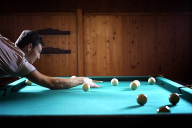 Bir sakallı bir adam büyük bir bilardo oynuyor. 12 metrelik havuz partisi