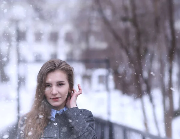 Молода дівчина на відкритому повітрі взимку. Модель дівчина позує на відкритому повітрі на w — стокове фото