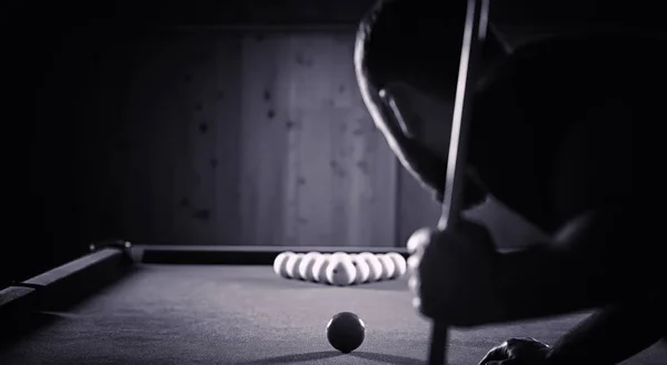 Bir sakallı bir adam büyük bir bilardo oynuyor. 12 metrelik havuz partisi — Stok fotoğraf