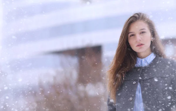 Menina jovem ao ar livre no inverno. Modelo menina posando ao ar livre em um w — Fotografia de Stock