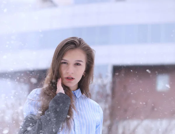 Menina jovem ao ar livre no inverno. Modelo menina posando ao ar livre em um w — Fotografia de Stock