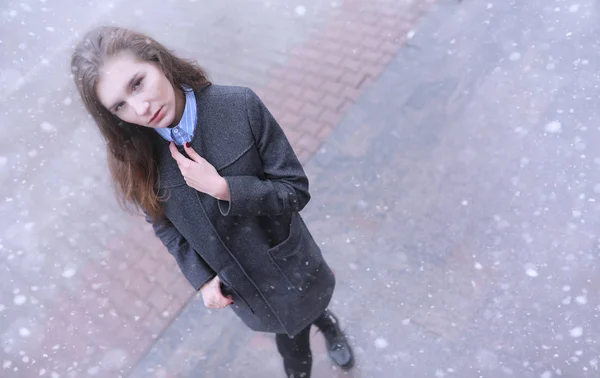 Νεαρό κορίτσι σε εξωτερικούς χώρους το χειμώνα. Κορίτσι μοντέλο ποζάρει σε εξωτερικούς χώρους σε ένα w — Φωτογραφία Αρχείου