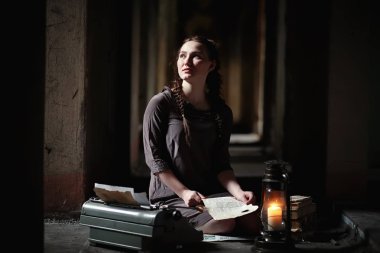 Eski Kitaplar eski evinde bir kızla