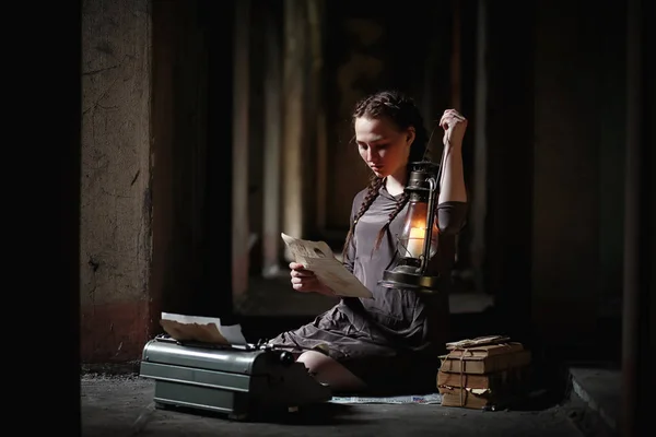 Une fille avec de vieux livres dans la vieille maison — Photo