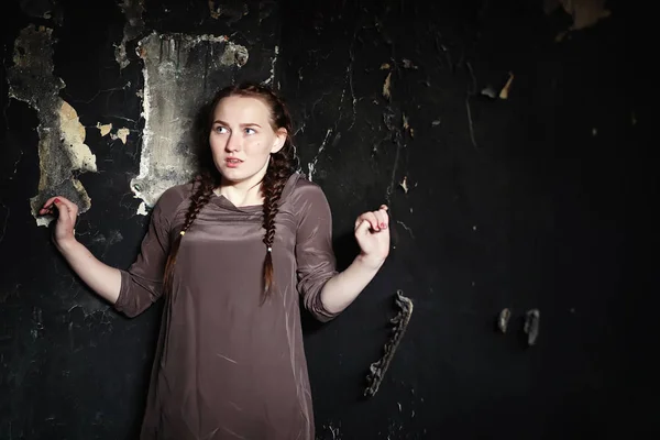 Retrato de una muchacha bonita asustada — Foto de Stock