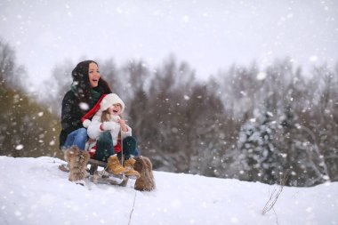 Bir kış masal, Genç bir anne ve kızı