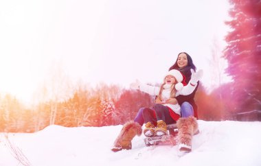 Bir kış masal, genç bir anne ve kızı bir kızak sürmek