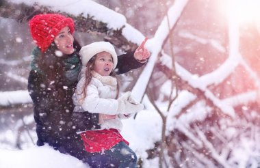 Bir kış masal, genç bir anne ve kızı bir kızak sürmek